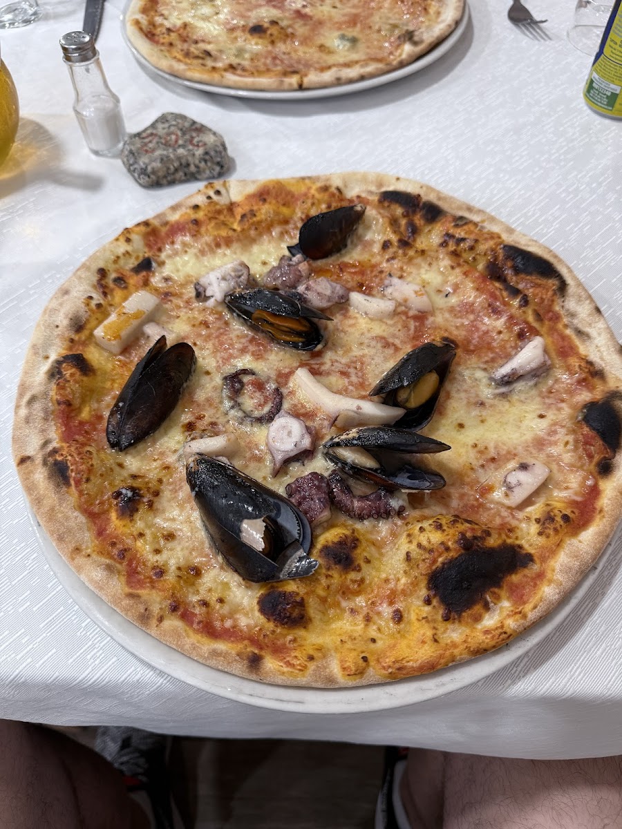 Ristorante-Pizzeria L'isola Che Non C'e-4